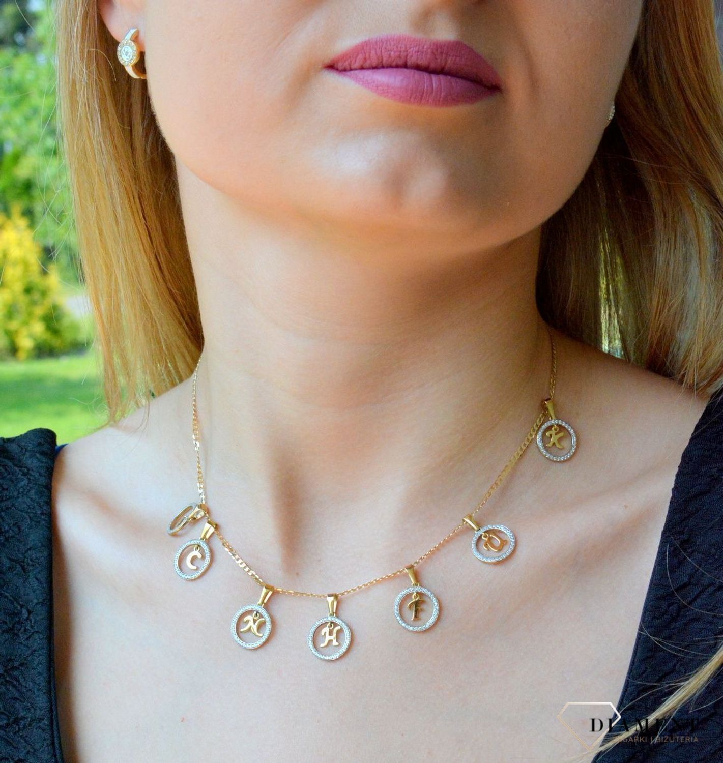 Złota zawieszka 333 literka K w kółeczku ozdobionym cyrkoniami Z-441 K. Piękny, złoty wisiorek o ciekawym wzorze wykonany z żółtego złota próby 333. Personalizowana zawieszka to doskonały pomysł na prezent dla każdej kobiety..jpg